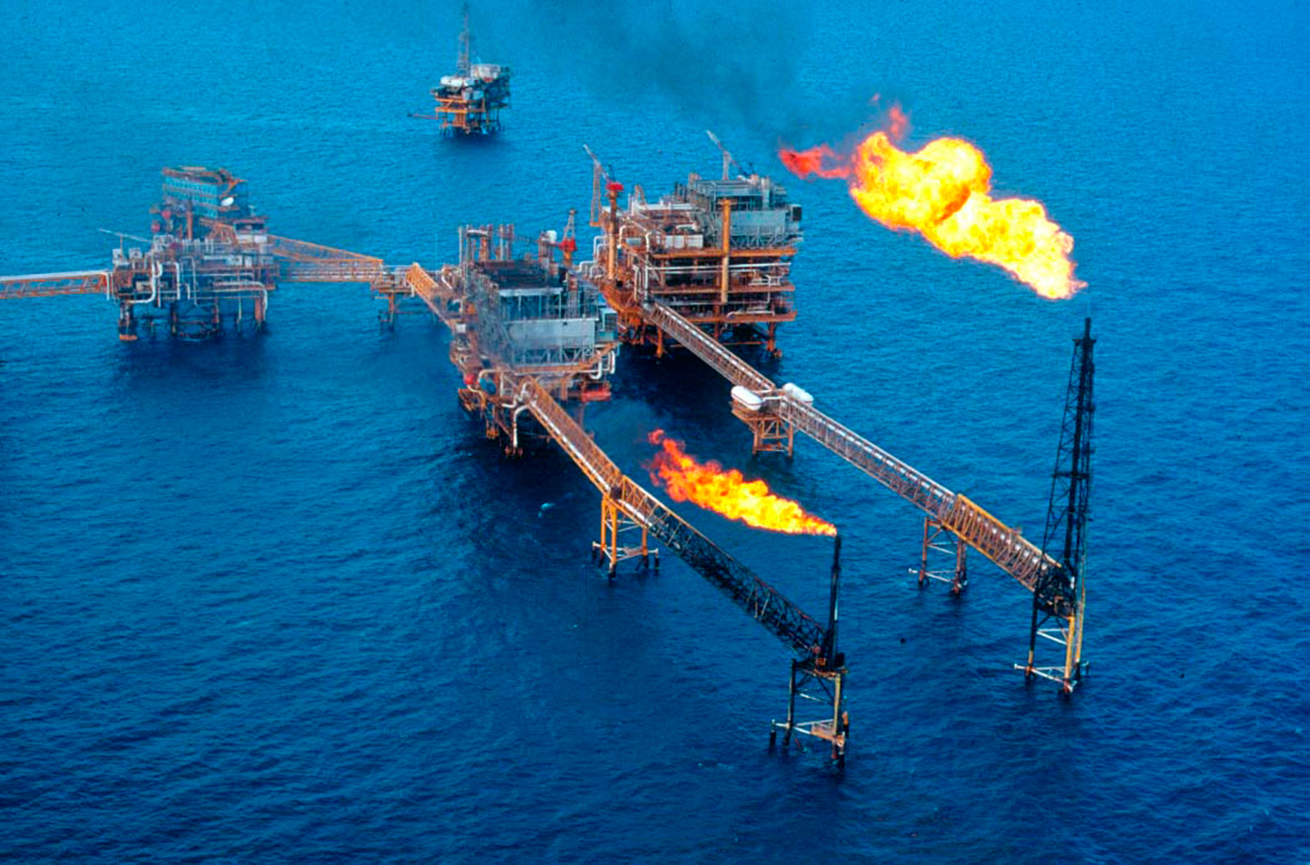Gobierno busca evitar alza en combustibles por conflicto en Medio Oriente